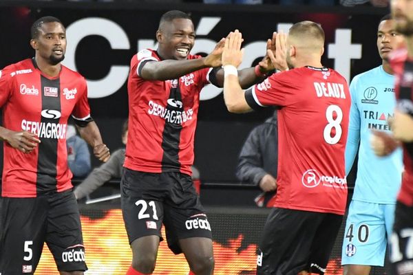 L'attaquant guingampais Marcus Thuram (2ndL) se félicite de son but avec le milieu de terrain Lucas Deaux, lors du match de Ligue 1 opposant Guingamp à Toulouse - 30/09/2017 