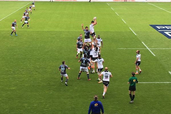 Retief Marais, très bon cet après-midi, se saisi de cette touche en haute altitude. 