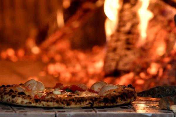 Pizza au feu de bois - Illustration