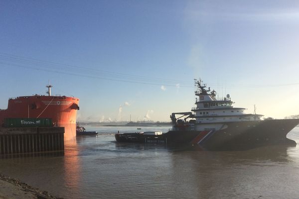 Le Citius, navire vraquier de type Cape Size (288 m de long, 45 m de large), transporte du charbon.