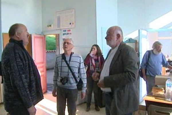 Le maire et quelques habitants de Tourzel-Ronzieres visitent l'école du village, qui va être rénovée pour accueillir 2 familles de réfugiés d'ici 1 mois.