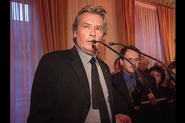 Alain Delon, à Colmar, invité du Festival "7 jours jours pour le 7eme Art" en Octobre 2000, ici, aux côtés du maire de l'époque Gilbert Meyer avec lequel il a noué des liens d'amitiés.