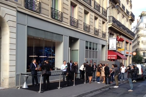 La boutique Parrot se situe rue du 4 septembre, à proximité de la place de l'Opéra, à Paris.