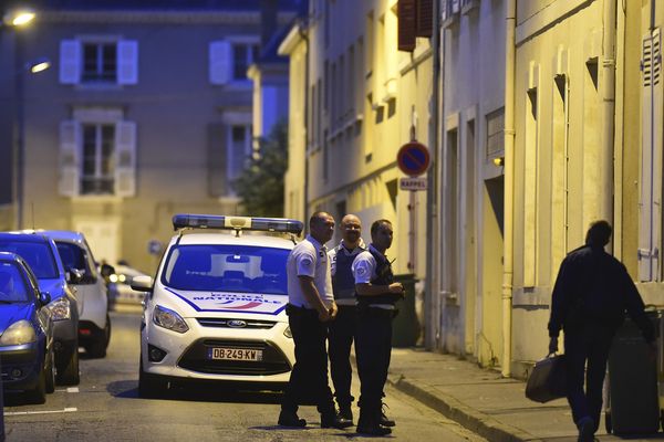 Les forces de l'ordre au pied du domicile de l'ex-juge Jean-Michel Lambert (Le Mans)