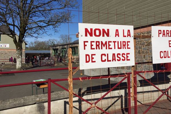 Dans le sud-Manche, l'école de Saint-Pois, près de Villedieu-les-Poêles, pourrait perdre l'une de ses quatre classes à la rentrée prochaine