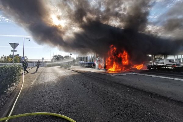 Les flammes ont vite atteint le toit de la station et les véhicules attenants.