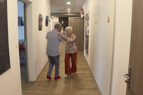 Quelques pas de danse dans le couloir de la résidence sénior du Morbihan.