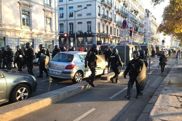 Samedi 28 novembre 2020 : des heurts ont éclaté en marge de la manifestation contre la loi de Sécurité globale. 