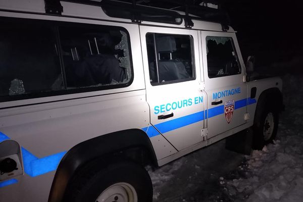 Deux véhicules de la CRS Alpes ont été vandalisés samedi 11 décembre.