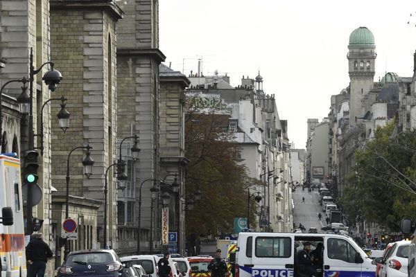 Des policiers postés devant la préfecture de police de Paris, après la tuerie du jeudi 3 octobre.