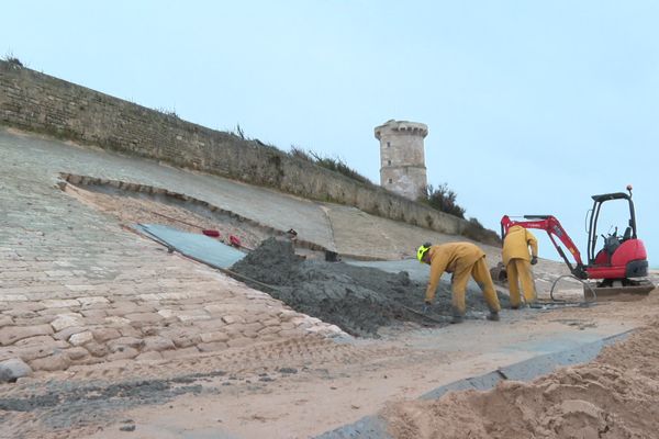 Le 14 novembre 2023, les travaux, au pied du Phare des baleines, se poursuivent après le passage des tempêtes.