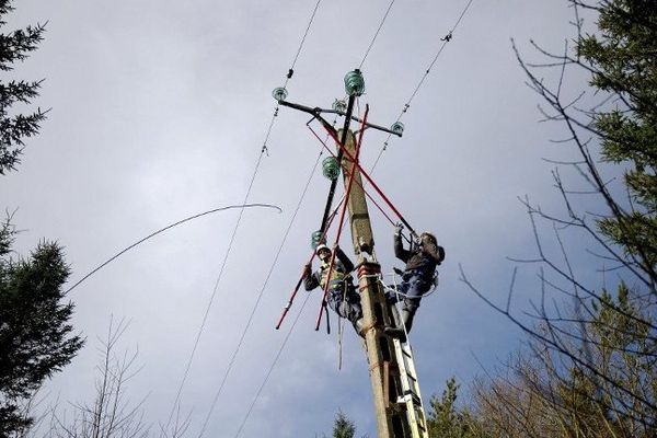 Des équipes d'ERDF en train d'effectuer des réparations sur un pylône électrique (archives)