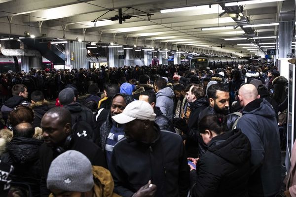 Des voyageurs sur un quai de la gare du Nord, lors de la grève du 13 décembre (illustration).