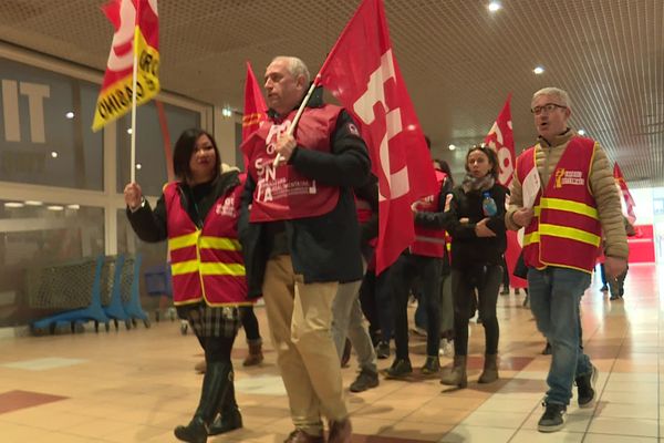 Une vingtaine de salariés du groupe Casino ont débrayé ce samedi 23 décembre 2023 dans le supermarché ouvert il y a 50 ans à Basso-Cambo à Toulouse en Haute-Garonne.