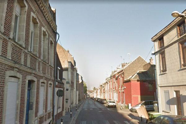 L'incendie s'est déclaré au 39 de la rue Poitin à Amiens, vers 13h20.