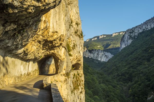 La route époustouflante des Gorges de Nan au coucher du soleil, dans le Parc Naturel Régional du Vercors, en Isère.