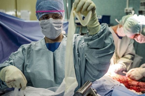 Chirurgien dans un bloc opératoire (Archives)