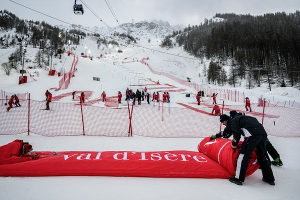 Le slalom hommes de Val d'Isère (Savoie) a été annulé le 10 décembre 2023 en raison des mauvaises conditions météo.