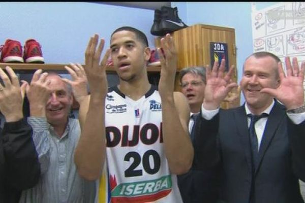 Laurent Legname, l'entraîneur de la JDA Dijon et Myles Hesson entament un ban bourguignon après la victoire face au Mans.