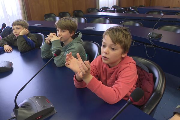 À l'occasion de la journée mondiale de l’enfance, le 20 novembre, des écoliers de Limoges ont visité la salle du conseil municipal où sont notamment votées des mesures qui les concernent.