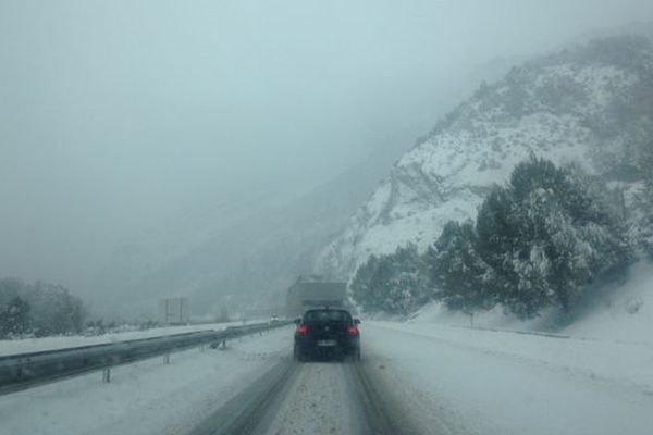 Les routes en direction des stations sont toutes enneigées, comme ici juste après Sisteron.