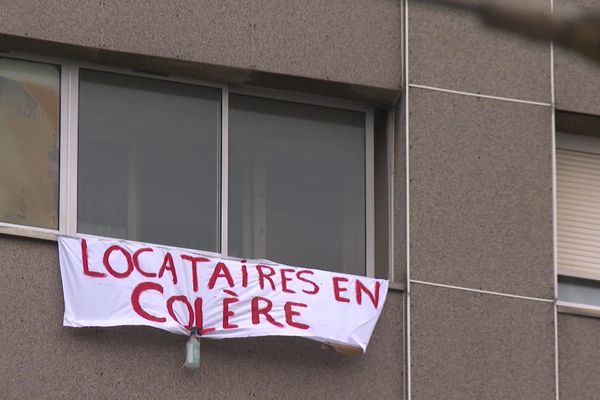 Une centaine de locataires s'opposent à la destruction de la tour R10 à Vitry-sur-Seine