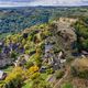 Certains territoires portent encore les traces du passage des dynasties royales et princières, comme le Rocher de Carlat dans le Cantal.