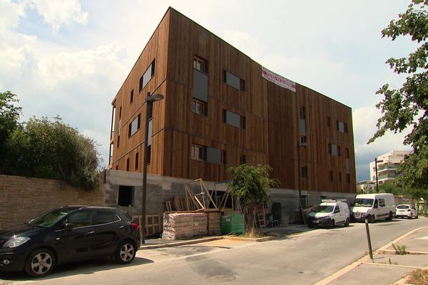 Imaginé par un architecte montpelliérain, l'immeuble du quartier des Grisettes affiche de hautes performances énergétiques.