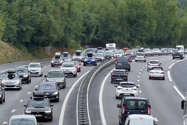 À midi, ce samedi 29 juillet, week-end de chassé-croisé entre vacanciers, plus de 1 000 kilomètres de bouchons ont été repérés par Bison futé.