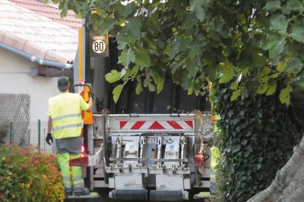 La communauté de communes Coeur de Garonne en Haute-Garonne a obtenu un délai quant au rétablissement de la collecte des déchets en porte-à-porte sur certaines de ces communes.