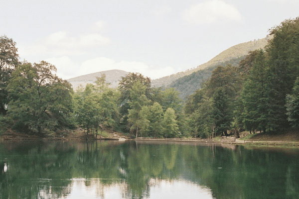 Lac de Bethmale dans les Pyrénées ariégeoises. 