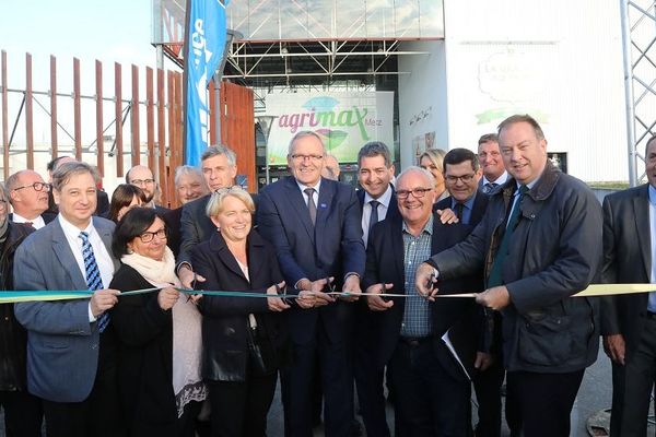 De nombreux élus du Grand Est, avec au centre, Jean Rottner, président de la Région Grand Est, inaugurent le salon Agrimax, à Metz Expo, jeudi 25 octobre 2018.