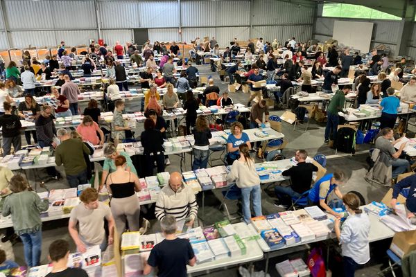 Plus de 200 bénévoles mobilisés à Tulle (19), pour envoyer les professions de foi des candidats aux éléctions européennes.