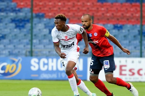 Le Valenciennois Lebo Mothiba, unique buteur du match, prend le dessus sur le capitaine castelroussin Aldo Angoula. 