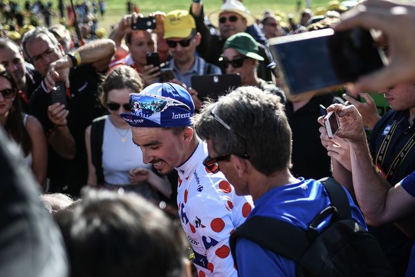 Dans une Grande Boucle où les Français ont du mal à s'imposer, Julian Alaphilippe a été le seul à lever les bras sur la ligne d'arrivée. Et son maillot à pois, qui a participé à la légende de Richard Virenque ou de Laurent Jalabert, lui donne une visibilité toute particulière.