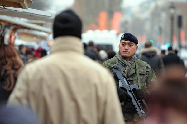 Les patrouilles devant les lieux de culte ou écoles vont continuer.