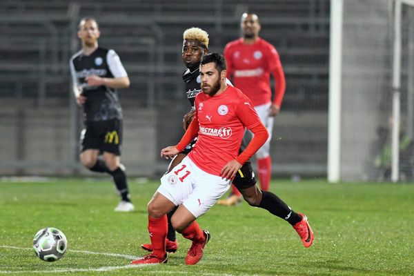 Nîmes olympique n'y arrive plus. Les Crocos n'ont pu faire mieux qu'un match nul aux Costières face à la lanterne rouge, Tours (2-2). Cela fait maintenant cinq matches que les Nîmois ne gagnent pas. Ils conservent tout de même la 2ème place de Ligue 2.