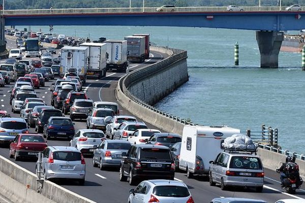 Juillet - 2015 Bouchons sur l"autoroute A7 près de Valence pour les premiers départs en direction du sud de la France.