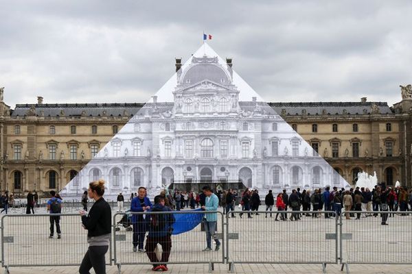 La pyramide du Louvre disparaît sous le collage de JR, le 24 mai 2016.