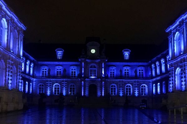 L'hôtel de Ville d'Amiens s'est mis aux couleurs de Michou, enfant de la ville