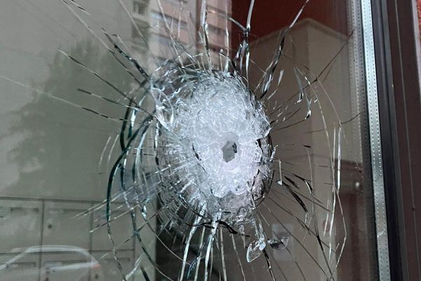 Impact de balle sur la vitre d'un bâtiment dans le quartier du Tonkin à Villeurbanne.