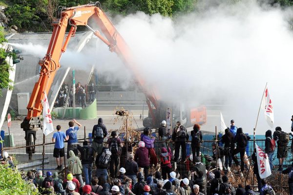 En juin 2011, le premier chantier italien du TGV Lyon-Turin commence à peine qu'il est déjà pris d'assaut par ses opposants.