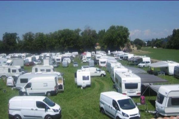 Plus de 200 caravanes ont stationné pendant une semaine sur les champs d'un agriculteur de Vedène.