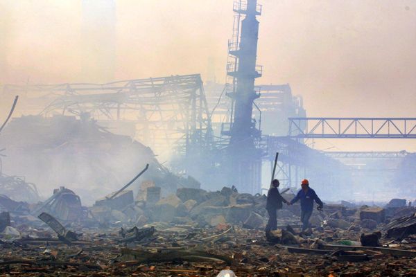 AZF, le 21 septembre 2001 dans la banlieue sud de Toulouse : au coeur de l'enceinte de l'usine pétrochimique après l'explosion. Deux bâtiments industriels d'une centaine de mètres de long ont été totalement détruits.