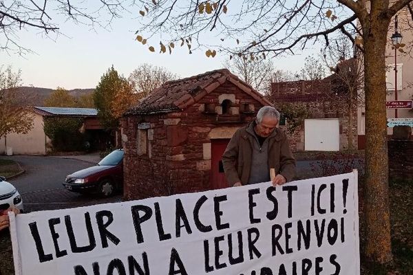 Les habitants se préparent pour le rassemblement de soutien à la famille originaire d'Angola, visée par une OQTF.