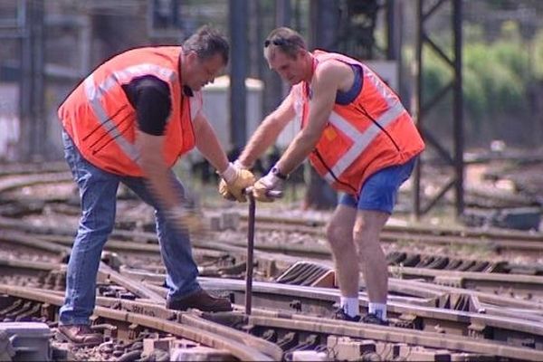 Deux agents vérifient une éclisse à Dijon