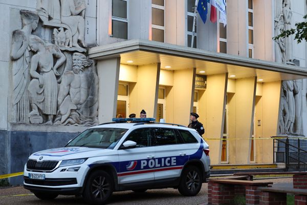 La France s'est réveillée samedi en état d'alerte attentat, au lendemain du meurtre d'un professeur de français devant ce collège-lycée d'Arras
(nord), poignardé à mort par un jeune homme fiché pour radicalisation, un acte qualifié de "terrorisme islamiste" par Emmanuel Macron.