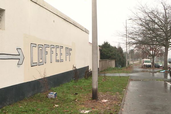 Un tag sur le mur indique un point de deal dans le quartier des Portes-Ferrées, à Limoges