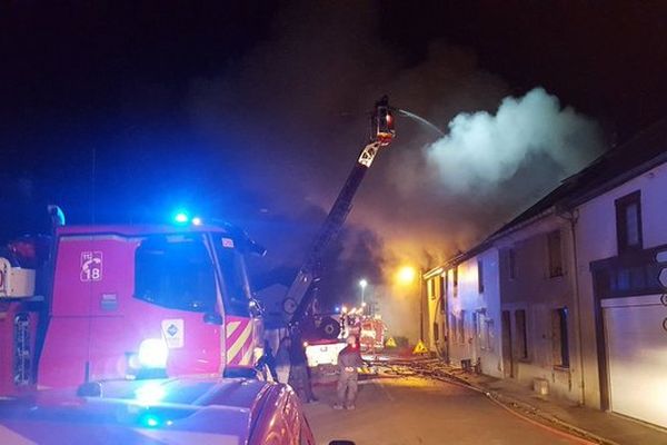 Les pompiers ont dû déployer 5 lances à incendie pour venir à bout de l'incendie.