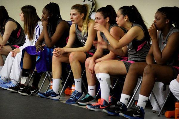 L'équipe féminine France 1 (ici contre la Belgique), qui rassemble des lycéennes de Nantes, représente le dernier espoir français.